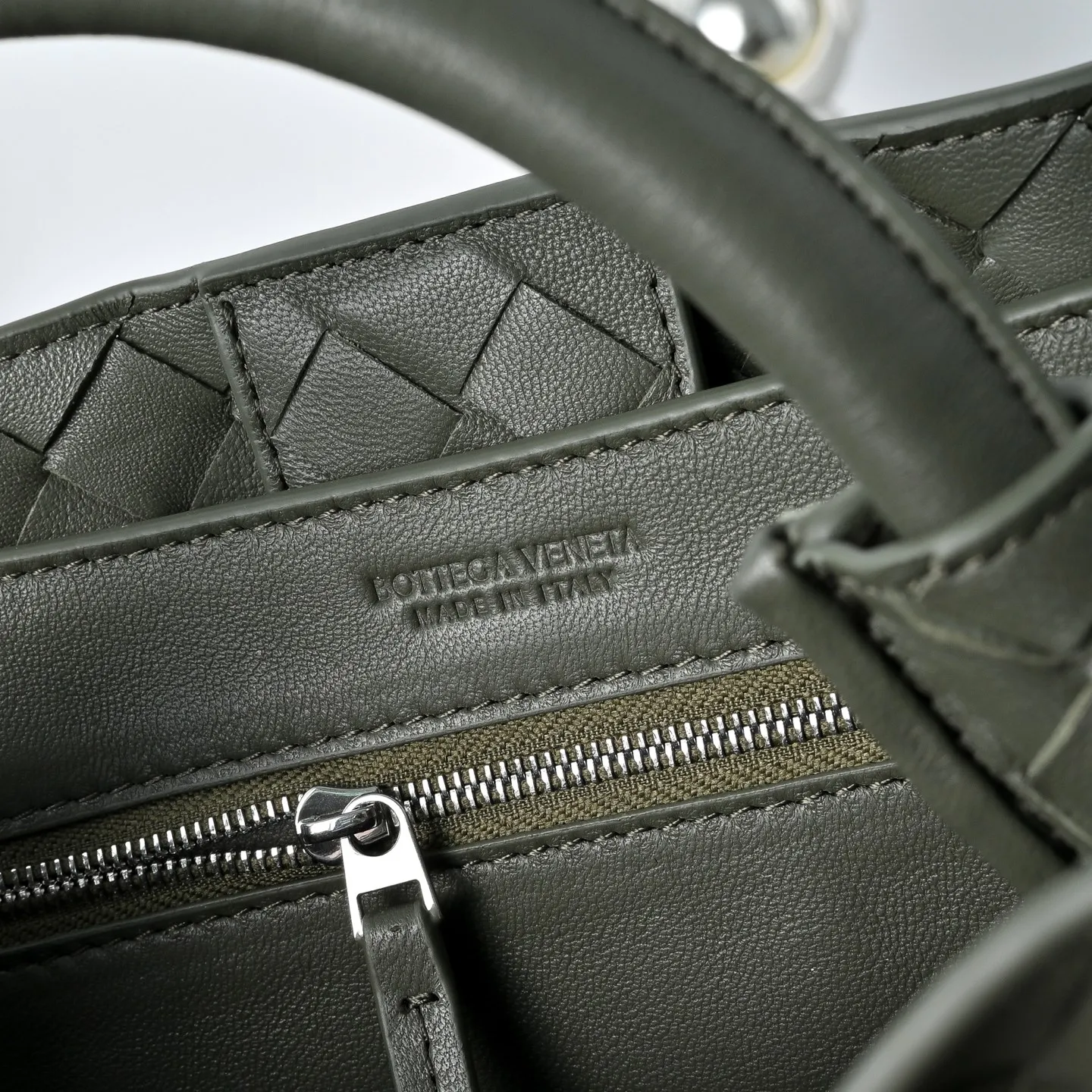 Batch 1860 B's 2023 spring and summer new style continues the brand's woven pattern style with detailed metal knot switch buckles. This time, the shoulder straps are also made into tube weaves, showing different craftsmanship. The carrying method is versatile to create more different styles. Intrecciato woven leather small handbag, equipped with sliding crossbody strap. Internal compartments, including 1 zipper pocket and 2 open pockets. Magnetic buckle closure. Size: 25*20*10cm Model: 7463